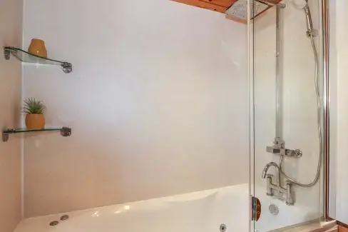 Family bathroom at Osprey Lodge, Lincolnshire