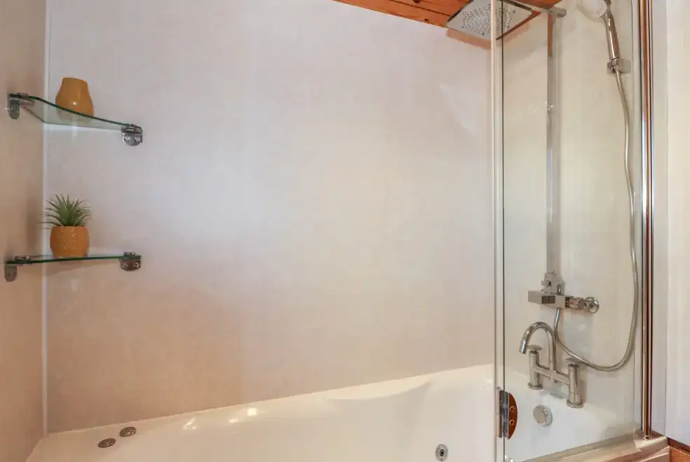 Family bathroom at Osprey Lodge