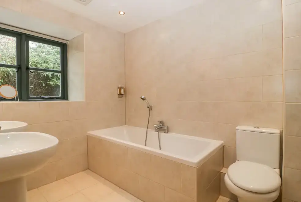 Family bathroom at Owl Barn