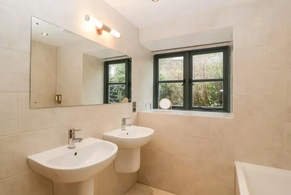 Family bathroom at Owl Barn