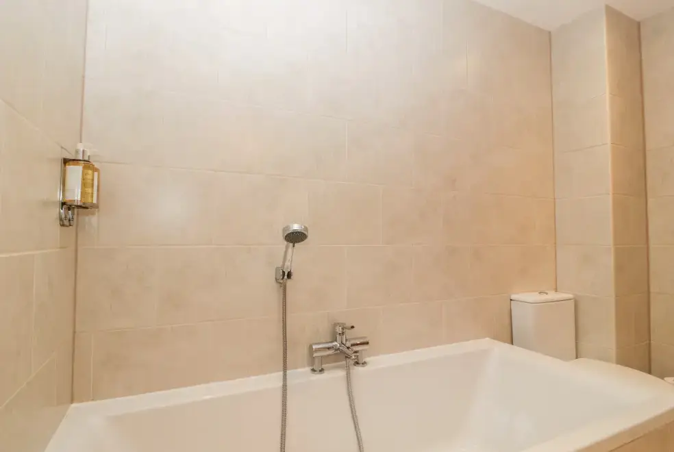 Family bathroom at Owl Barn