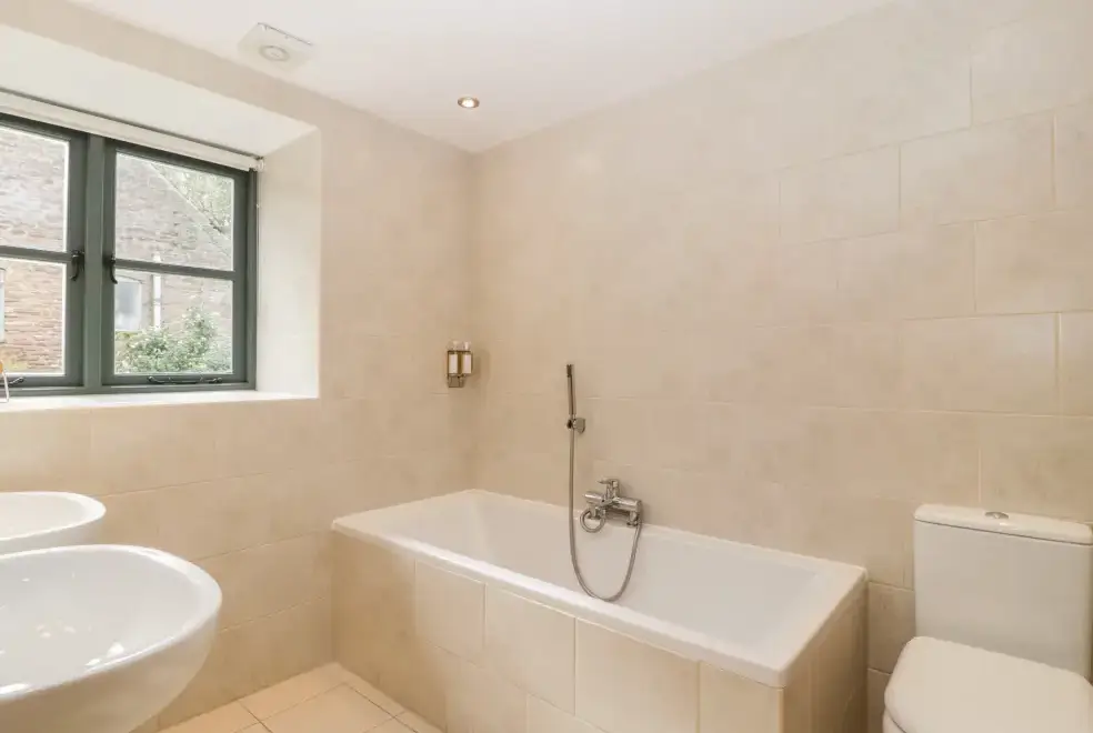 Family bathroom at Owl Barn