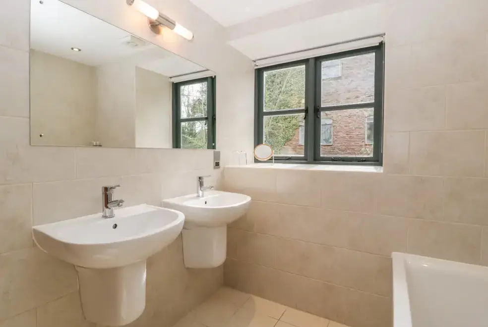Family bathroom at Owl Barn