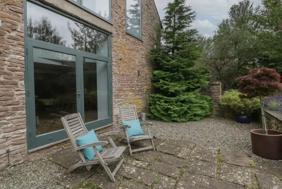 Patio area at Owl Barn