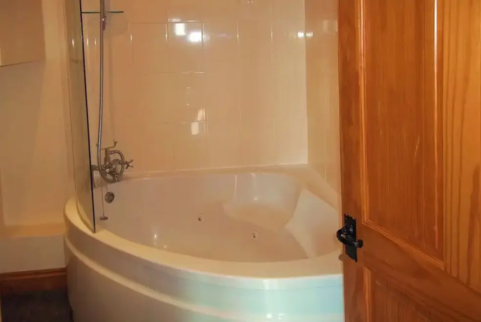 Family bathroom at Owl Cottage at Coombe Barn Cottages