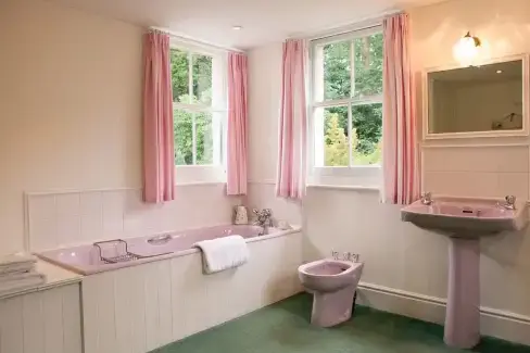 Family bathroom at Parnacott, Devon