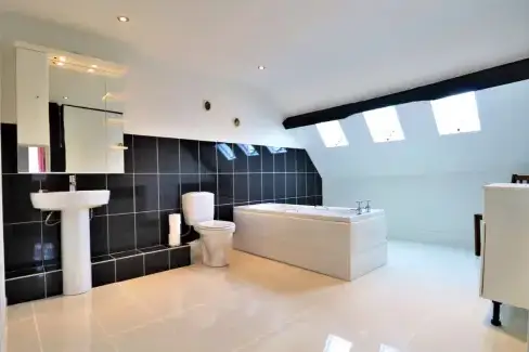 Family bathroom at Pencraig Court, Herefordshire