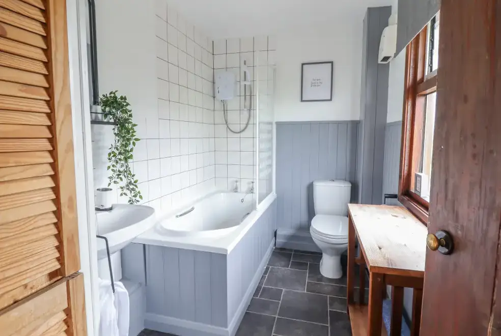 Family bathroom at Pengeulan