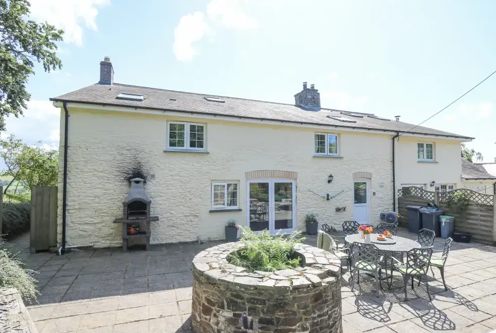 Penuwch Fach, from the outside