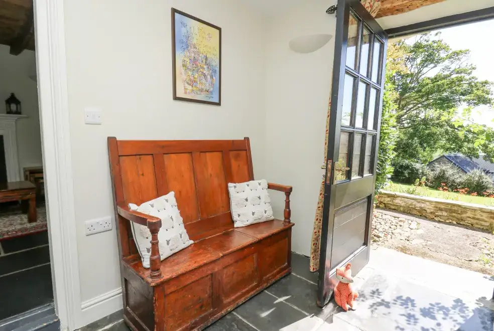 Penuwch Fach, from the outside