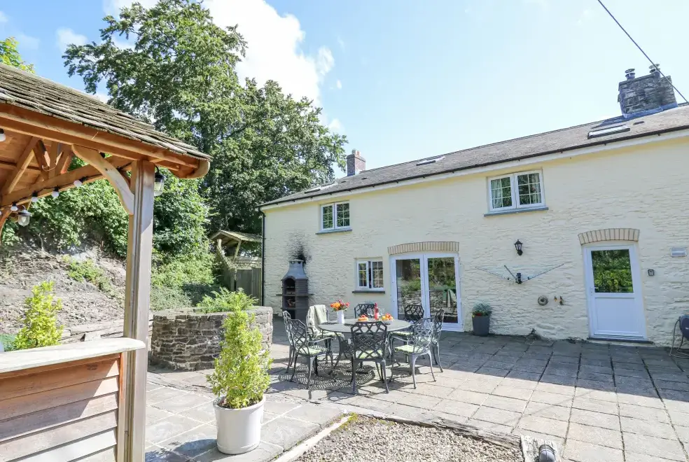 Penuwch Fach, from the outside