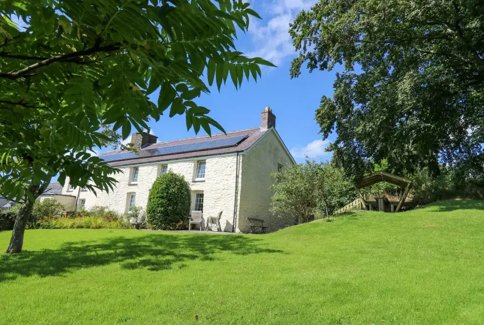 Penuwch Fach, from the outside