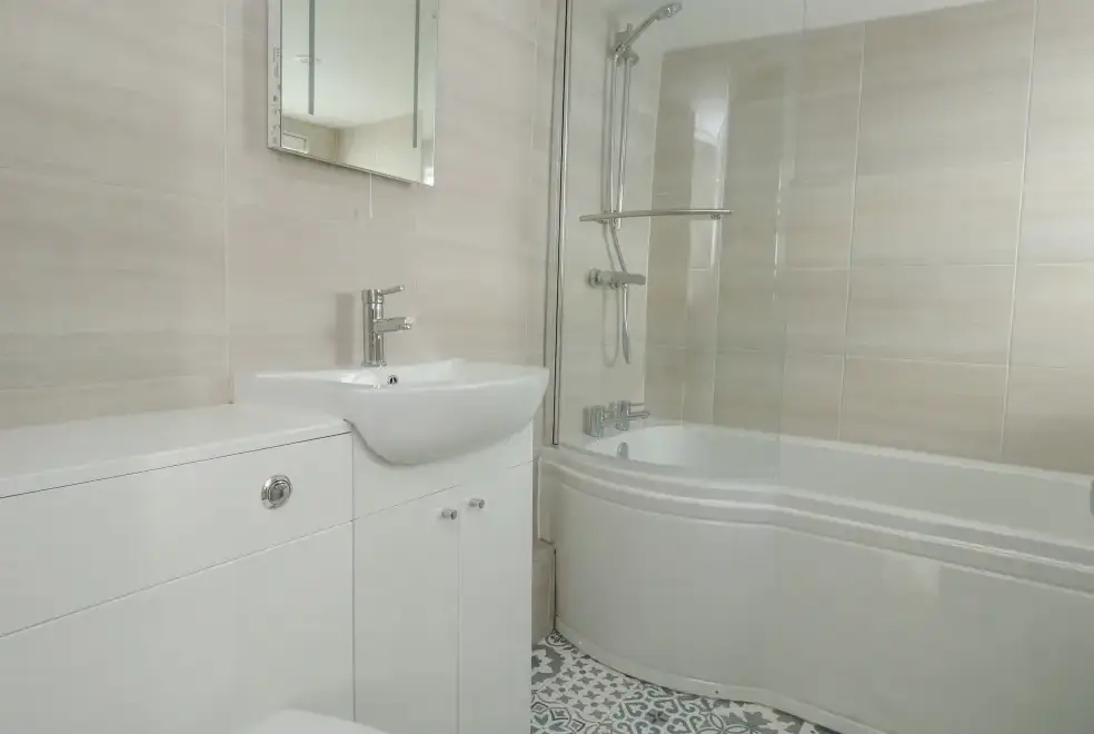 Family bathroom at Picardy Cottage