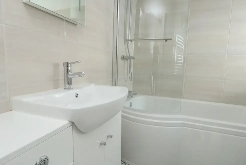 Family bathroom at Picardy Cottage