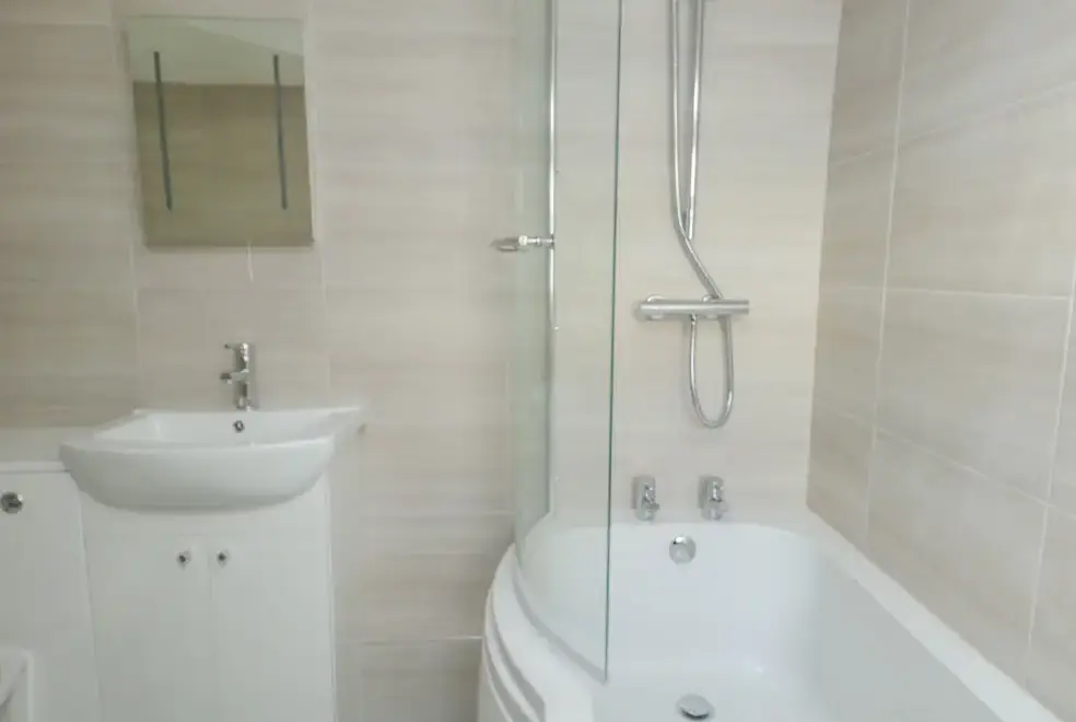 Family bathroom at Picardy Cottage