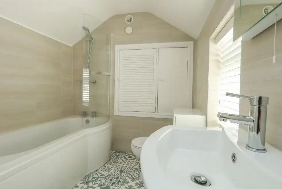 Family bathroom at Picardy Cottage