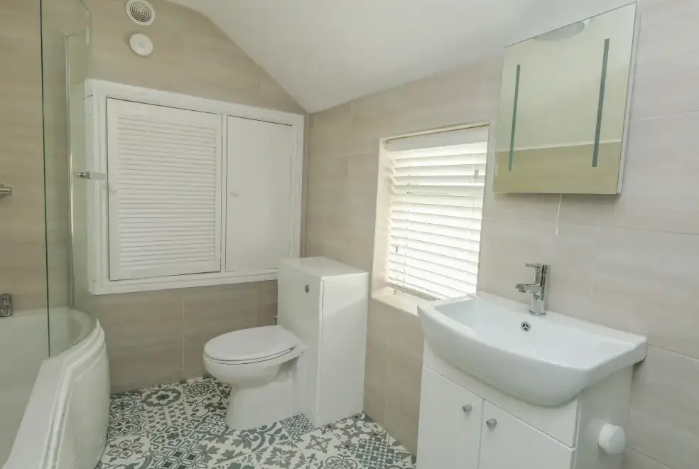 Family bathroom at Picardy Cottage