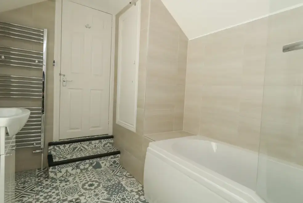 Family bathroom at Picardy Cottage