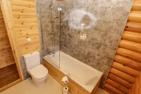 Family bathroom at Pine Lodge, Rutland