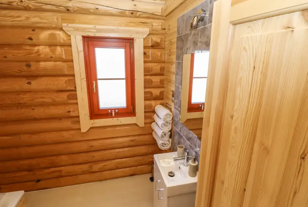 Ensuite bathroom at Pine Lodge