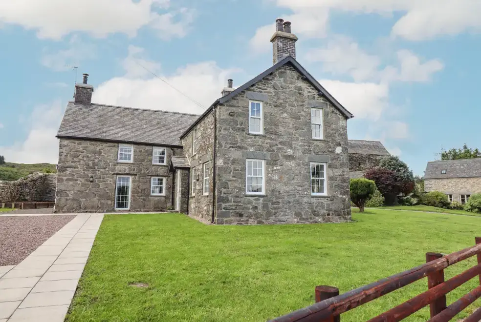 Plas Iolyn, from the outside