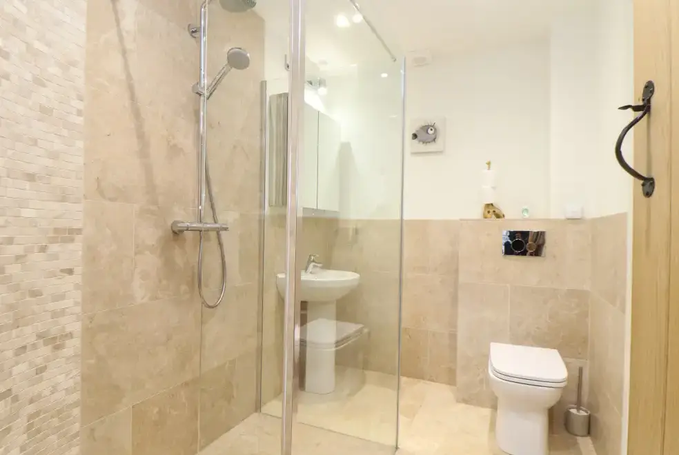 Shower room at Pol Glas Hall