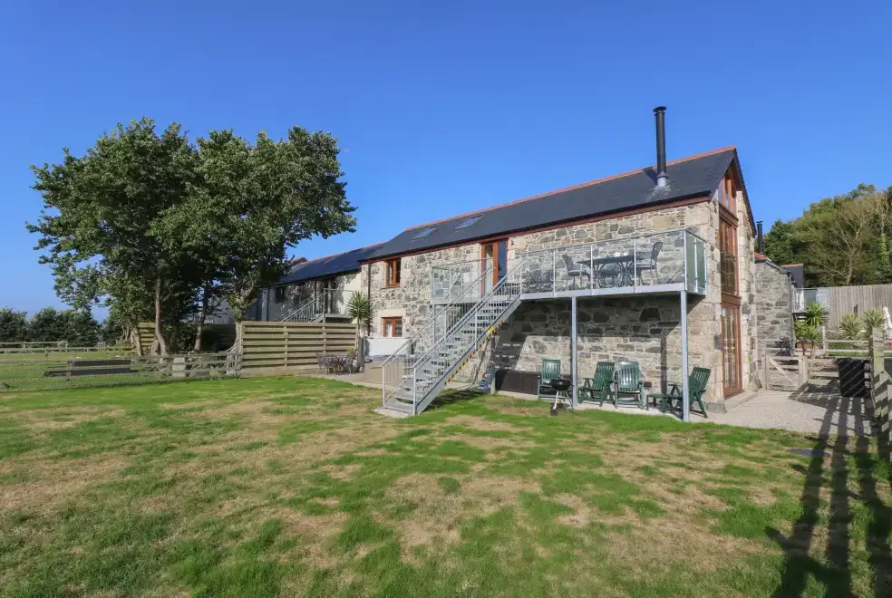 Pol Glas Hall, from the outside
