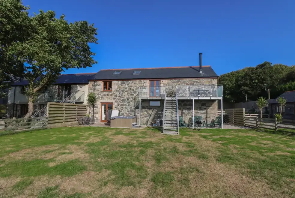 Pol Glas Hall, from the outside