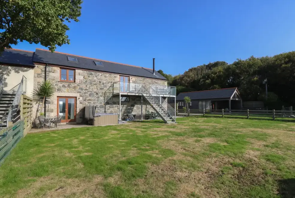 Pol Glas Hall, from the outside