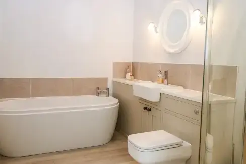 Family bathroom at Rabbit's Warren, Hampshire