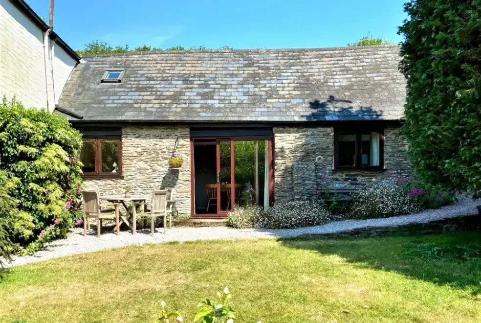 Garden at Rafters, 2 bedrooms, sleeps 4, level enclosed garden, dog friendly