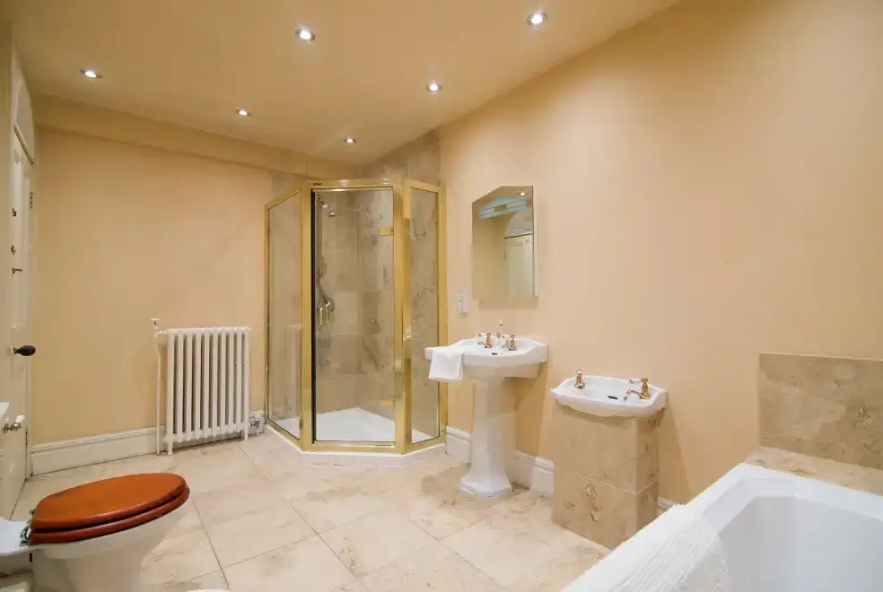 Family bathroom at Ravensprings