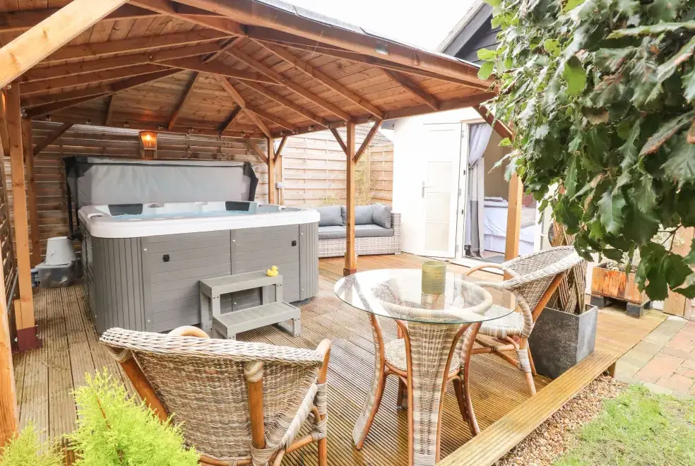 Private Hot Tub at Red Brick Retreat