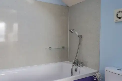 Family bathroom at Red Chimneys Cottage, Isle of Skye