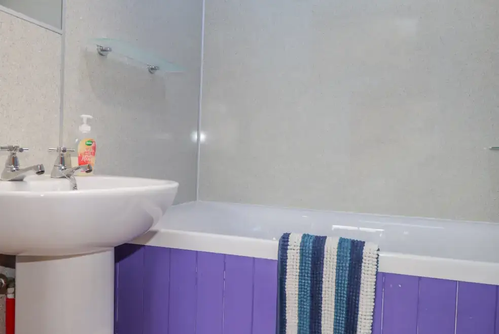 Family bathroom at Red Chimneys Cottage