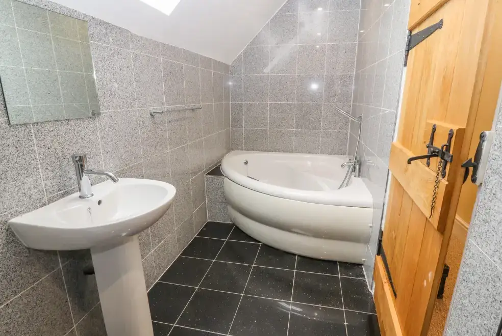 Ensuite bathroom at Rhandregynwen Hall