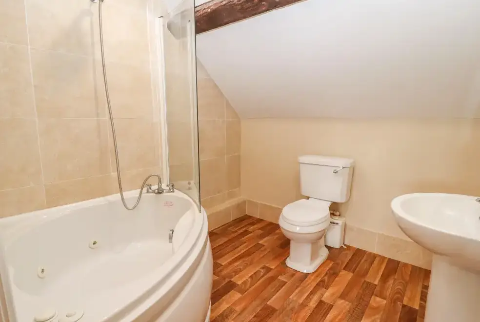 Ensuite bathroom at Rhandregynwen Hall