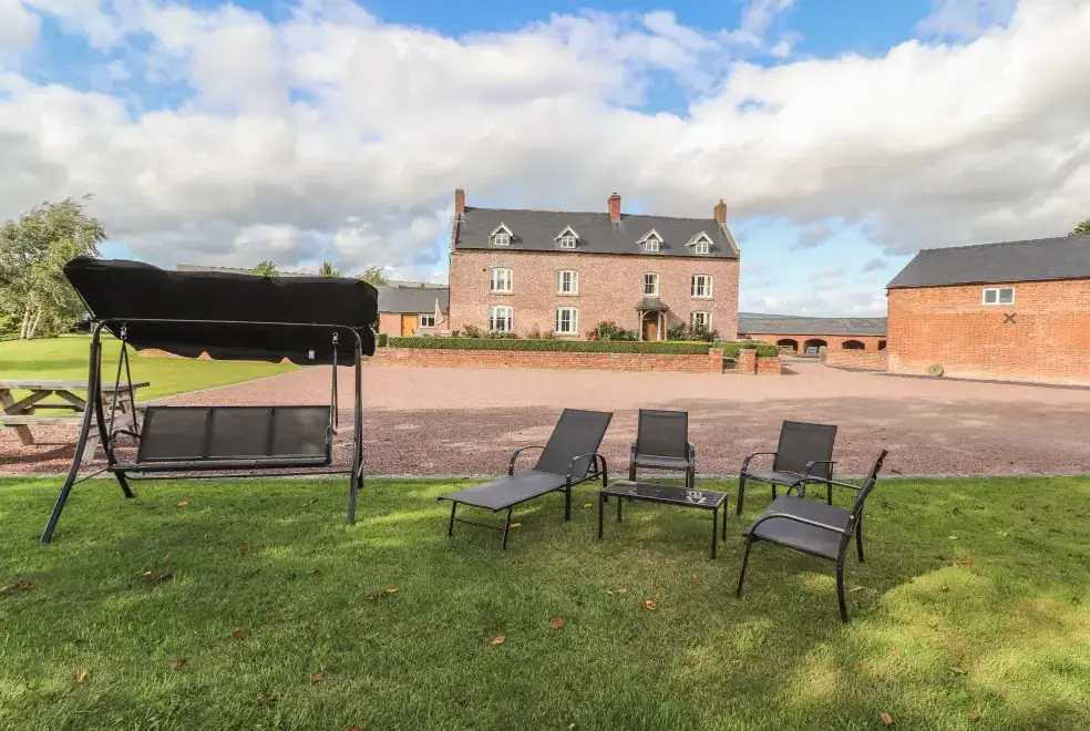 Surrounding area near Rhandregynwen Hall