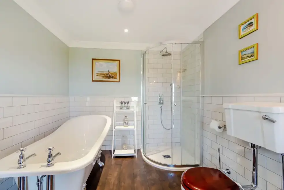 Family bathroom at Rhodewood Lodge