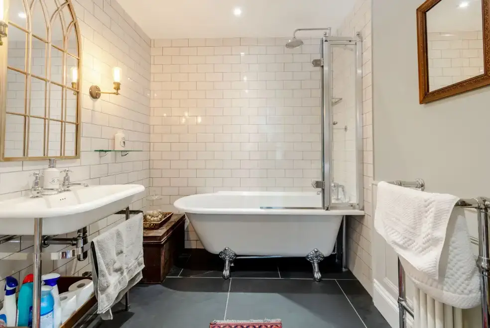 Family bathroom at Rhodewood Lodge