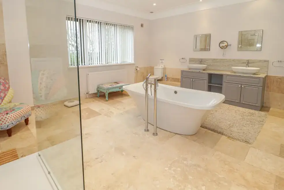 Family bathroom at Richmond Country House