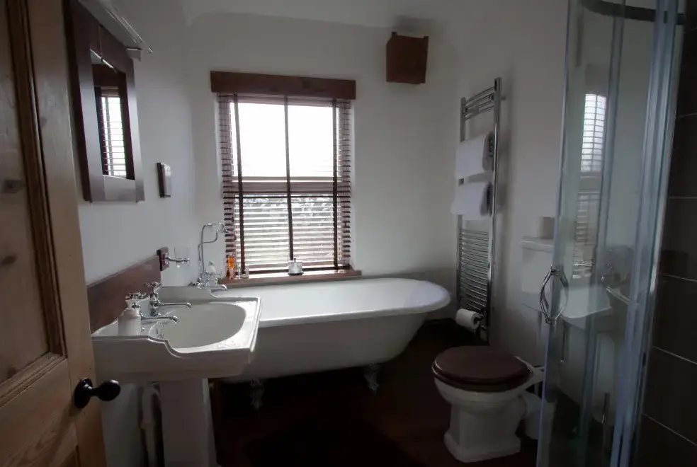 Family bathroom at River Bank Cottage