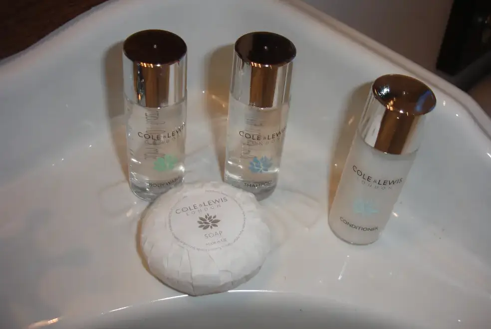 Ensuite bathroom at River Bank Cottage