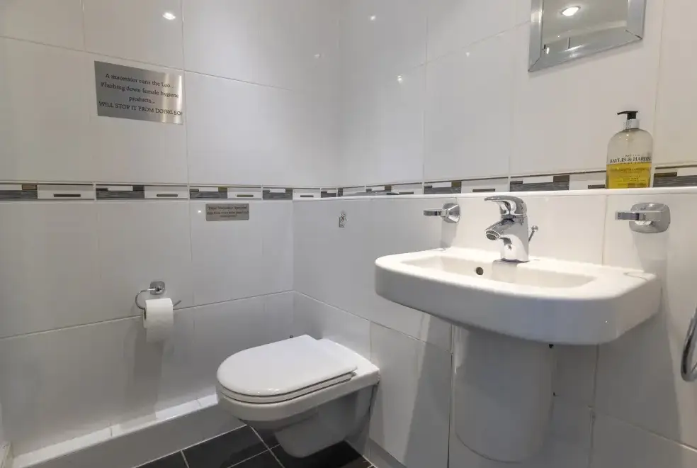 Loo at Roa Island House