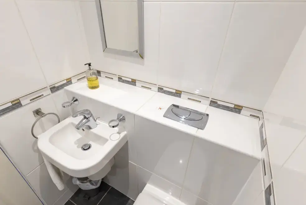 Loo at Roa Island House