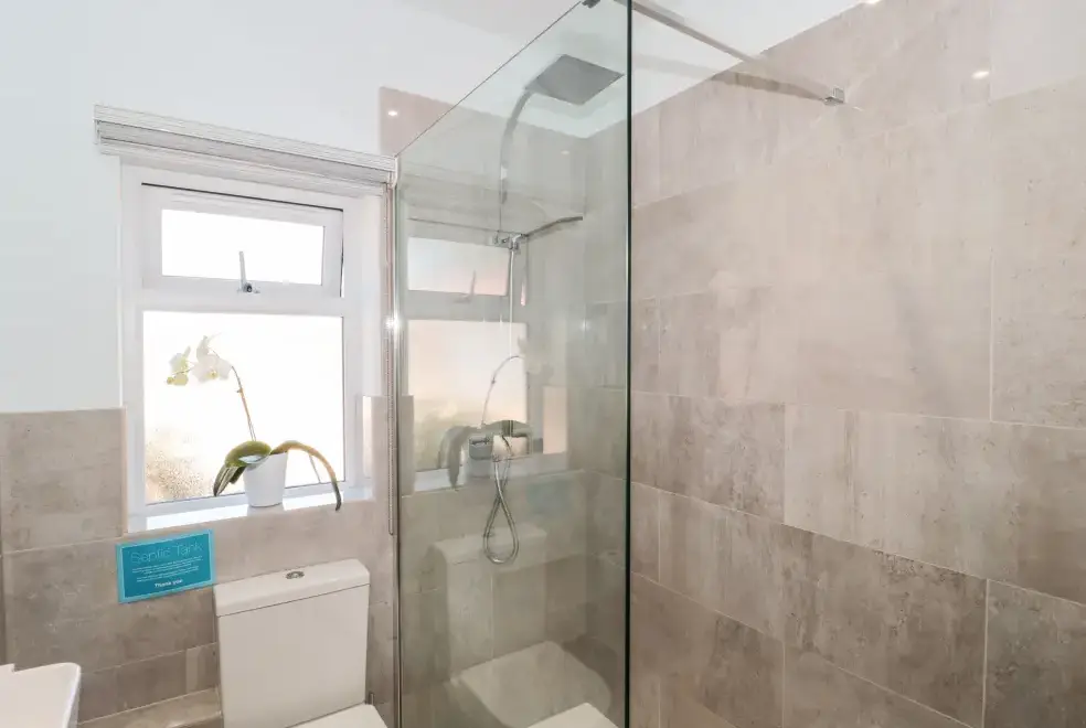 Shower room at Robins Corner