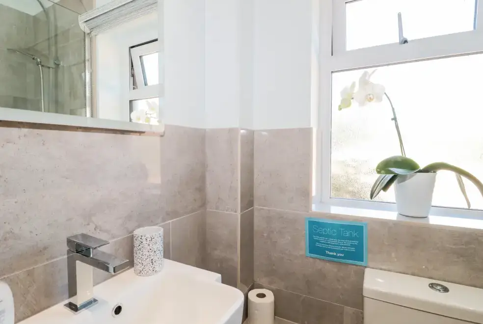 Family bathroom at Robins Corner