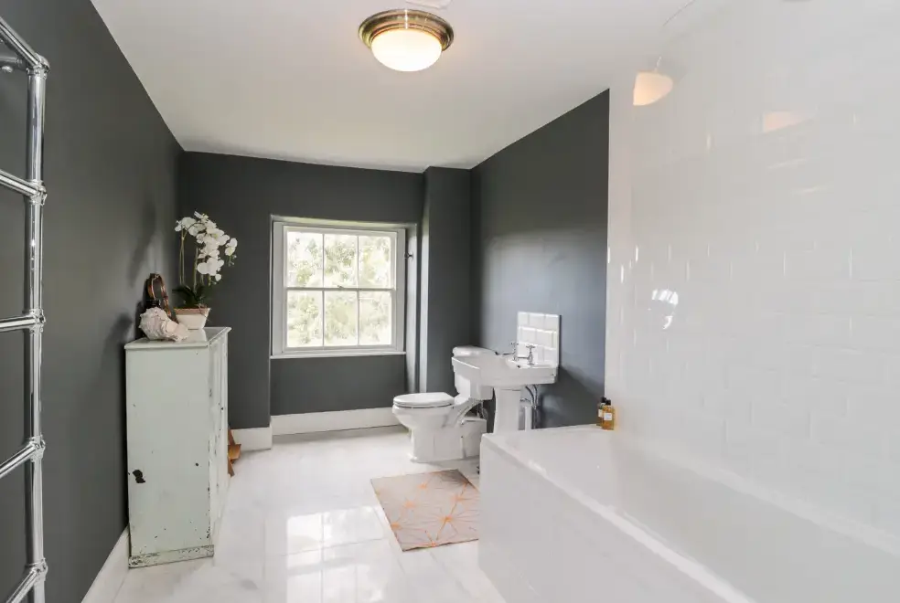 Family bathroom at Rockstowes House