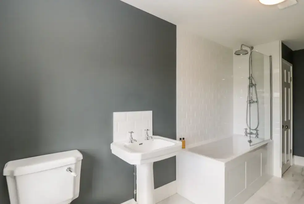 Family bathroom at Rockstowes House