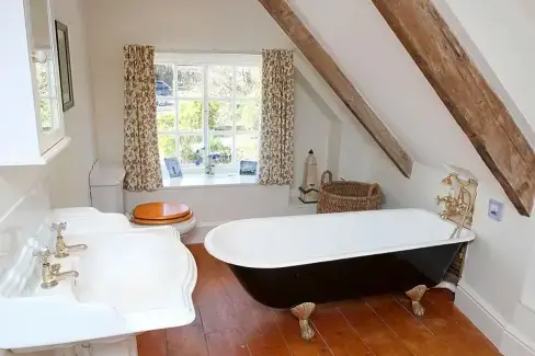 Family bathroom at Rose Country Cottage, Cornwall